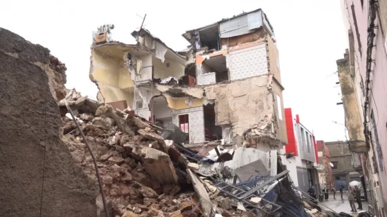 انهيار منزل بالمدينة القديمة في الدار البيضاء يُصيب امرأة وحفيدها ويُفجر استنفاراً واسعاً للسلطات