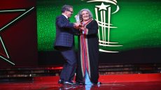 راوية تتألق في مراكش.. “النجمة الذهبية” تكريم لمسار فني بصوت الذاكرة المغربية