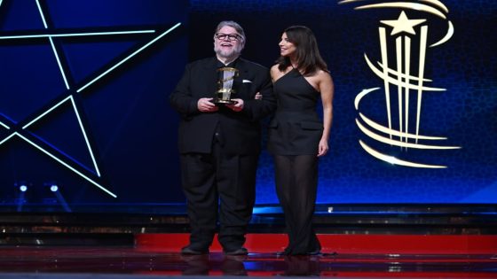 المهرجان الدولي للفيلم بمراكش يكرّم المخرج العالمي غييرمو ديل تورو: صانع العوالم السحرية والظلال العميقة