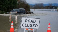 إجلاء آلاف السكان جراء فيضانات في الولايات المتحدة وكندا