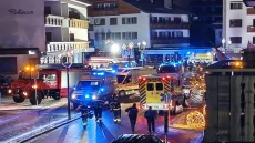 مأساة ليلة رأس السنة في جبال الألب السويسرية.. عشرات القتلى في حريق مروع داخل حانة بمنتجع للتزلج