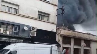 حريق ضخم يلتهم مبنى الصيدلية المركزية بدرب عمر في الدار البيضاء ويحول السماء إلى دخان أسود كثيف