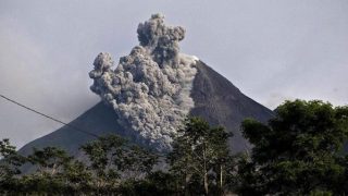 استيقاظ بركان مايون يُجبر على إجلاء آلاف السكان بالفلبين