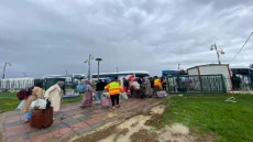 القصر الكبير: بدء توزيع مساعدات غذائية للمواطنين العائدين بعد تحسن الأحوال الجوية