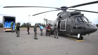 مروحيات الدرك الملكي تواصل نقل المساعدات للمناطق المحاصرة في سيدي قاسم