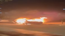 حريق في سيارة مهجورة يكشف مخاطر انتشار المركبات المتروكة في منطقة أنفا