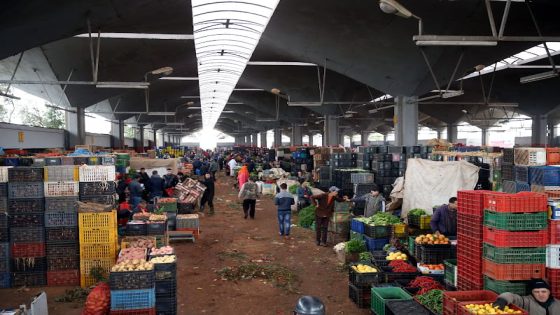 القصر الكبير.. سوق الجملة للخضر والفواكه يستعيد نشاطه بالكامل بعد تحسن الأحوال الجوية