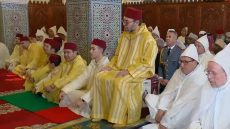 أمير المؤمنين يؤدي صلاة عيد الفطر بمسجد أهل فاس بالرباط ويتقبل التهاني بهذه المناسبة السعيدة