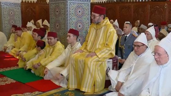 أمير المؤمنين يؤدي صلاة عيد الفطر بمسجد أهل فاس بالرباط ويتقبل التهاني بهذه المناسبة السعيدة