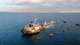 غرق سفينة بنمية قبالة سواحل العيون