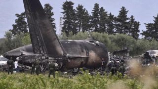 الجزائر.. تحطم طائرة نقل عسكرية يخلف مقتل طيارين وإصابة 4 من الطاقم