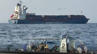 البحرية العمانية تنقذ طاقم سفينة شحن تعرضت لهجمات صاروخية قرب مضيق هرمز