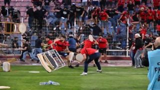 الجماهير الجزائرية تقتحم ملعب مباراة أولمبيك آسفي واتحاد العاصمة وتؤدي لتوقيفها