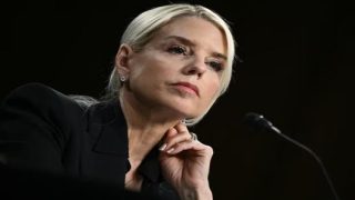 ترامب يقيل وزيرة العدل ويعين محاميه الشخصي السابق خلفا لها