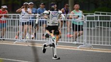 روبوت يحطم الرقم القياسي البشري في سباق نصف ماراثون في بكين