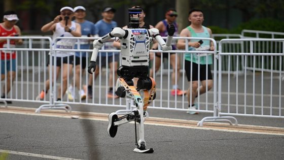 روبوت يحطم الرقم القياسي البشري في سباق نصف ماراثون في بكين