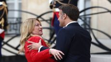 ماكرون يثير حرج ميلوني باحتضان مبالغ فيه في مؤتمر باريس لمضيق هرمز