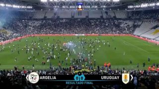 اقتحام جماهير الجزائر يثير الفوضى في مباراة ضد الأوروغواي