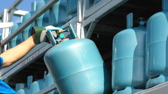 موزعو الغاز يحتجون ضد غلاء المحروقات بتعليق توزيع “البوطا” يومين