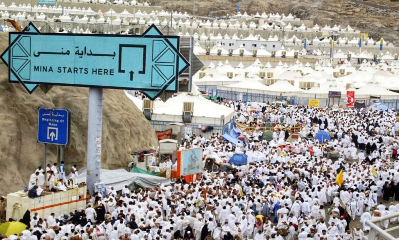 مشعر منى.. حجاج بيت الله الحرام يرمون جمرة العقبة يوم النحر