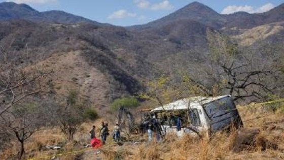 المكسيك: مصرع 11 شخصًا وإصابة 31 آخرين بانقلاب حافلة سياحية غرب البلاد