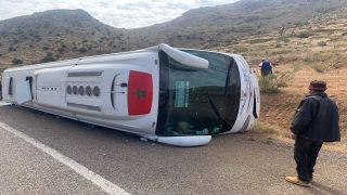 انقلاب حافلة لنقل المسافرين يخلف إصابات متفاوتة الخطورة بين أداوسملال وتافراوت