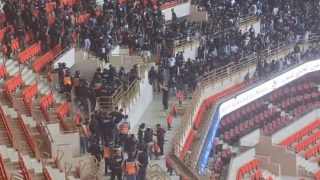 النيابة تأمر بوضع 136 شخصًا تحت الحراسة النظرية بعد أحداث الشغب بمباراة الجيش الملكي والرجاء