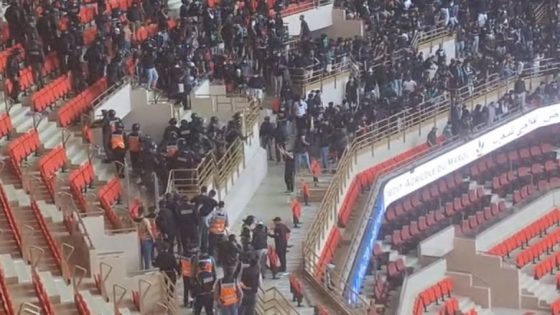 النيابة تأمر بوضع 136 شخصًا تحت الحراسة النظرية بعد أحداث الشغب بمباراة الجيش الملكي والرجاء