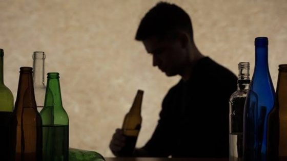 فيديو “صادم” لطفل يُجبر على شرب الخمر يفجر غضباً على مواقع التواصل ويُطلق دعوات للتحقيق