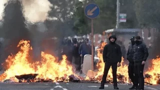بلفاست على صفيح ساخن: اليمين المتطرف متهم بتحويل حادثة طعن إلى موجة عنف