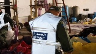 الجمارك تفكك شبكة استغلت التبرعات الإنسانية في تجارة الملابس المستعملة