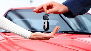 مع عودة الجالية وارتفاع الطلب.. تحذيرات من شبكات النصب في كراء السيارات خلال موسم الصيف