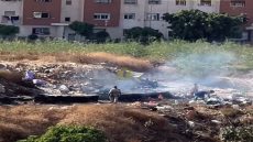 أفارقة من جنوب الصحراء يستغلون فران عشوائي في أرض خلاء بالحي الحسني – رياض الألفة مما يتسبب في دخان كثيف