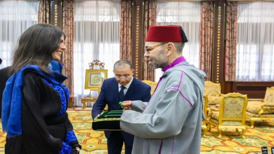 جلالة الملك يستقبل المتسلقة المغربية نوال صفنضلة ويوشحها بوسام المكافأة الوطنية