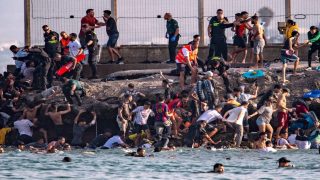 وفاة 18 مهاجراً أثناء محاولة عبور سباحة من السواحل المغربية نحو سبتة المحتلة
