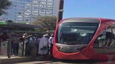 تكسير واجهة طرامواي وسط المدينة يستنفر الأمن وتوقيف المشتبه فيه في وقت وجيز