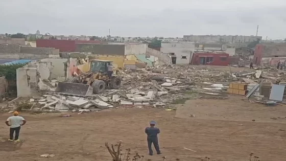 الجرافات تصل إلى كريان بن عبيد بدار بوعزة.. انطلاق عملية الهدم بحضور الدرك الملكي والسلطات المحلية