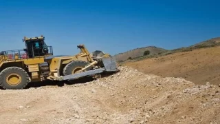 أب يدهس ابنه بجرافة أثناء أشغال طريق ضواحي الحسيمة