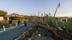 إعصار عنيف يضرب قرية جنوب غربي فرنسا ويصيب 41 شخصًا ويخلف أضرارًا واسعة