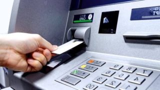 ابتلاع بطاقة بنكية يقود إلى القضاء.. المحكمة التجارية بالدار البيضاء تحكم بـ5000 درهم لفائدة زبون