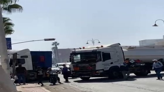 حادثة سير خطيرة بحد السوالم.. اصطدام بين شاحنتين وسيارة نفعية