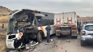 خنيفرة.. إصابة 28 شخصاً في اصطدام عنيف بين شاحنة وحافلة للنقل العمومي
