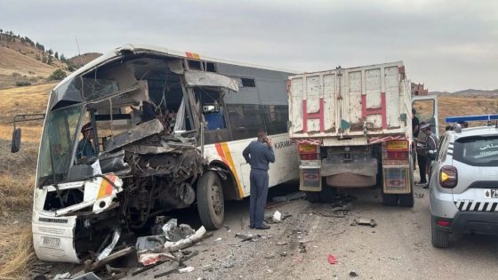خنيفرة.. إصابة 28 شخصاً في اصطدام عنيف بين شاحنة وحافلة للنقل العمومي