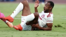 أيوب الكعبي يطمئن جماهيره بعد نجاح العملية ويعد بالعودة أقوى إلى الملاعب