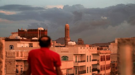 الحوثيون يعلنون استهداف منشآت أرامكو ومطار الملك خالد ومصفاة نفطية بالرياض