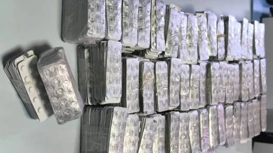 طنجة وإيمزورن.. حجز 2688 قرصاً مخدراً وتوقيف شخصين في عمليتين أمنيتين