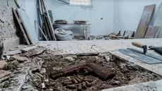 طنجة.. أشغال إصلاح تقود إلى اكتشاف مسدس وخراطيش مدفونة داخل حمام منزل