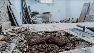 طنجة.. أشغال إصلاح تقود إلى اكتشاف مسدس وخراطيش مدفونة داخل حمام منزل
